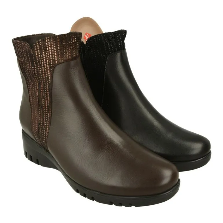 Botin De Piesanto De Pala Lisa Con Pieza Lateral De Ante Grabado, Piso De Cuna Y Poliuretano Y Planta Descanso Extraible