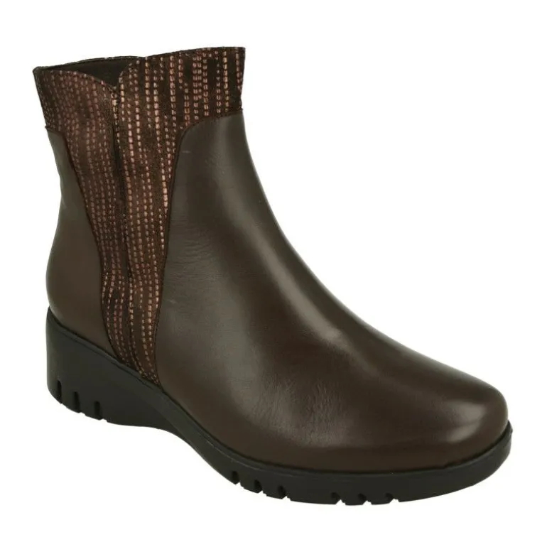 Botin De Piesanto De Pala Lisa Con Pieza Lateral De Ante Grabado, Piso De Cuna Y Poliuretano Y Planta Descanso Extraible