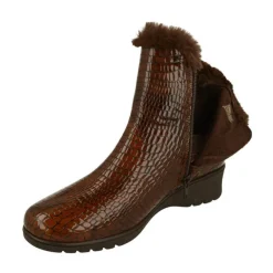 Botin De Piesanto En Piel Coco Charol Con Cuello Borreguillo, Piso De Cuna De Caucho Y Planta Descanso Extraible