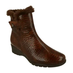 Botin De Piesanto En Piel Coco Charol Con Cuello Borreguillo, Piso De Cuna De Caucho Y Planta Descanso Extraible