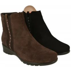 Botin De Piesanto En Piel Serraje Con Tira Lateral Elastica Con Pedreria Y Piso De Cuna De Goma Con Planta Extraible