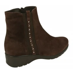 Botin De Piesanto En Piel Serraje Con Tira Lateral Elastica Con Pedreria Y Piso De Cuna De Goma Con Planta Extraible