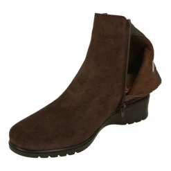 Botin De Piesanto En Piel Serraje Con Tira Lateral Elastica Con Pedreria Y Piso De Cuna De Goma Con Planta Extraible