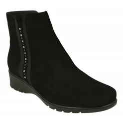 Botin De Piesanto En Piel Serraje Con Tira Lateral Elastica Con Pedreria Y Piso De Cuna De Goma Con Planta Extraible