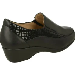 Mocasin De Calzamedi De Pala Abotinada Con Elasticos Y Piel Combinada Con Charol. Piso De Poliuretano Y Planta Extraible