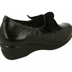 Mocasin De Comfort Class En Piel Charol Con Lazo Ante. Piso De Poliuretano Planta De Descanso Movible Y Horma De Ancho Especial