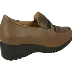 Mocasin De Piesanto Con Elasticos En Pala Combinada Con Piel Y Ante. Cuna Alta De Poliuretano Muy Ligera Con Planta Movible.