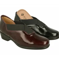 Mocasin De Piesanto En Piel De Charol Con Elasticos Cruzados En Pala Y Piso De Poliuretano Aligerado Con Planta Extraible