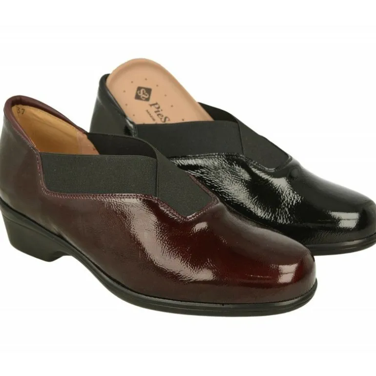 Mocasin De Piesanto En Piel De Charol Con Elasticos Cruzados En Pala Y Piso De Poliuretano Aligerado Con Planta Extraible