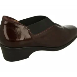 Mocasin De Piesanto En Piel De Charol Con Elasticos Cruzados En Pala Y Piso De Poliuretano Aligerado Con Planta Extraible