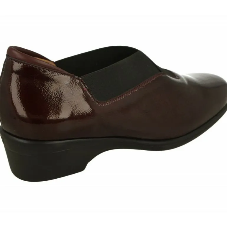 Mocasin De Piesanto En Piel De Charol Con Elasticos Cruzados En Pala Y Piso De Poliuretano Aligerado Con Planta Extraible