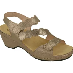 Sandalia De Comfort Class En Piel Grabada Metal Con Ajuste Triple Velcro, Cuna Alta Forrada Y Planta De Descanso Extraible