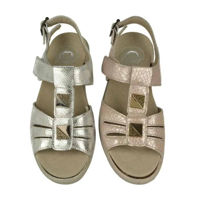 Sandalia De G Comfort En Piel Metalizada Con Tira De Pedreria Y Ajuste Por Velcro Con Piso De Cuna Y Planta Anatomica