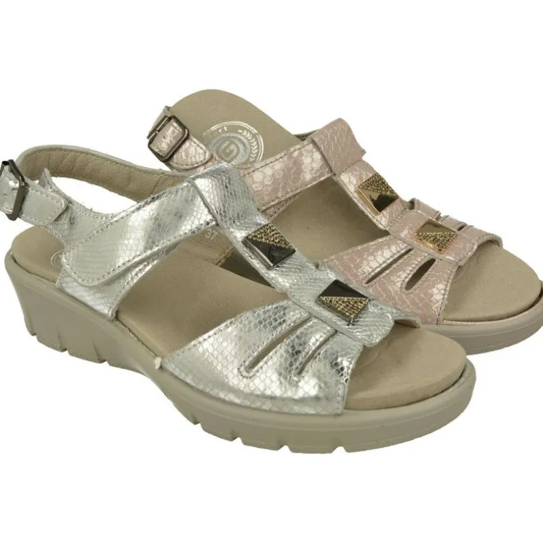 Sandalia De G Comfort En Piel Metalizada Con Tira De Pedreria Y Ajuste Por Velcro Con Piso De Cuna Y Planta Anatomica