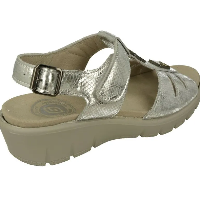 Sandalia De G Comfort En Piel Metalizada Con Tira De Pedreria Y Ajuste Por Velcro Con Piso De Cuna Y Planta Anatomica