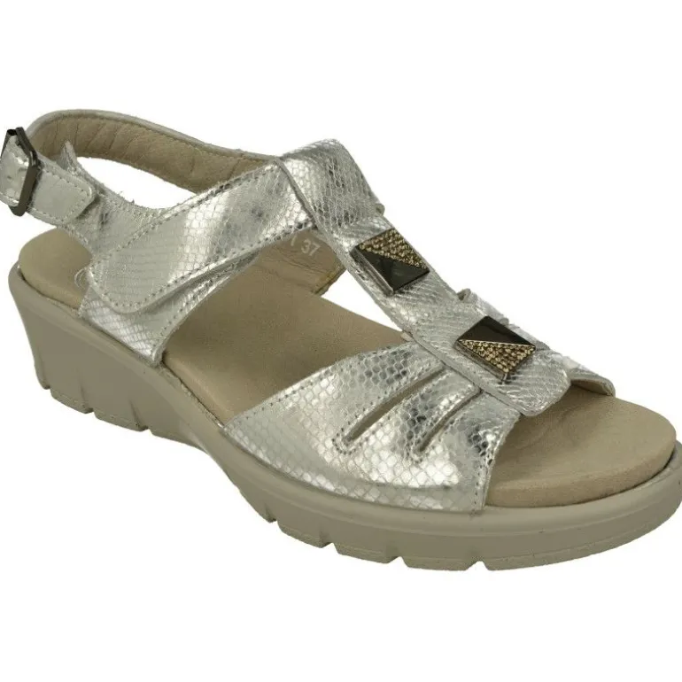 Sandalia De G Comfort En Piel Metalizada Con Tira De Pedreria Y Ajuste Por Velcro Con Piso De Cuna Y Planta Anatomica