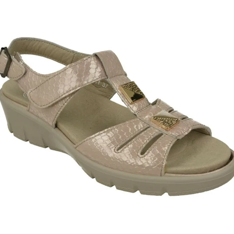 Sandalia De G Comfort En Piel Metalizada Con Tira De Pedreria Y Ajuste Por Velcro Con Piso De Cuna Y Planta Anatomica